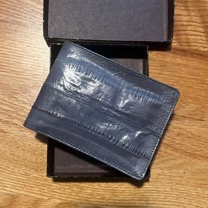 Mundi NWT genuine leather bi fold men’s wallet in box